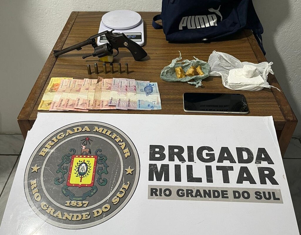 Foto: Brigada Militar - Foram apreendidos um revólver, seis munições, cocaína, crack, uma balança de precisão, R$ 107 e um telefone celular