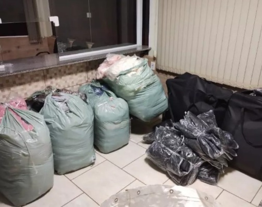 Após comportamento suspeito, polícia localiza 270 jaquetas e mais de R$ 13 mil no Oeste de SC