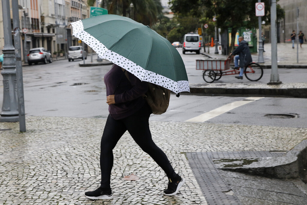 Ciclone raro traz tempo chuvoso e alerta para Santa Catarina nesta segunda-feira