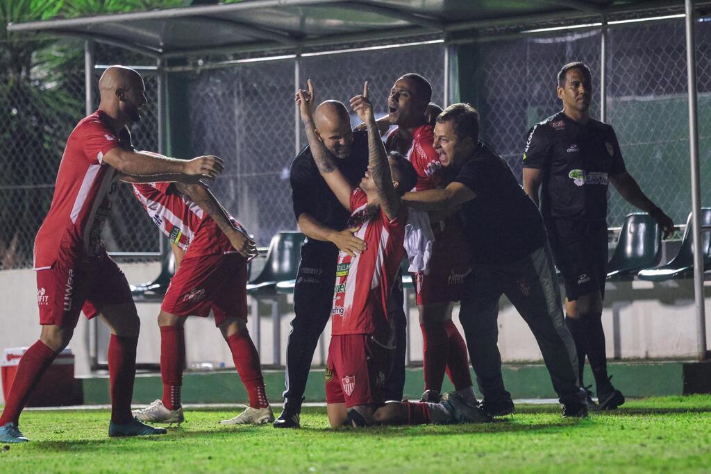 Foto: Patrício de Freitas - João Gabriel comemora com os companheiros o resultado que colocou o Alvirrubro em quarto com 13 pontos