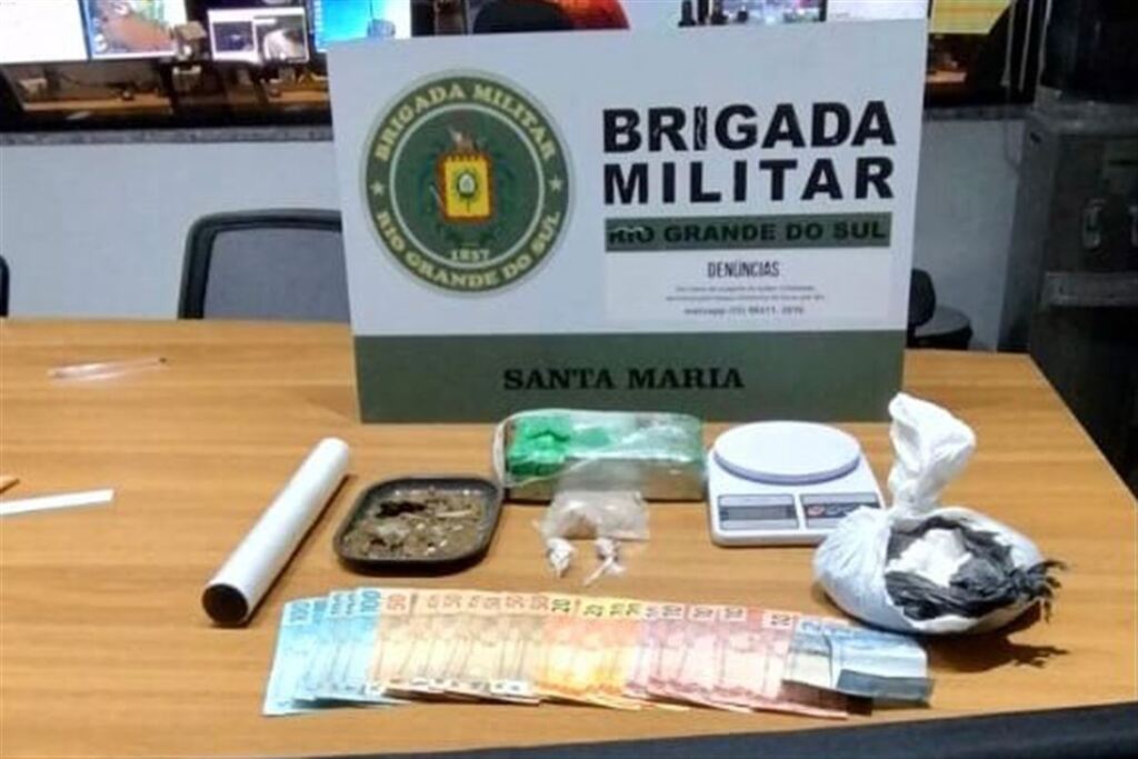 Foto: Brigada Militar - Droga apreendida foi encontrada em uma caixa de sapato em cima da cama