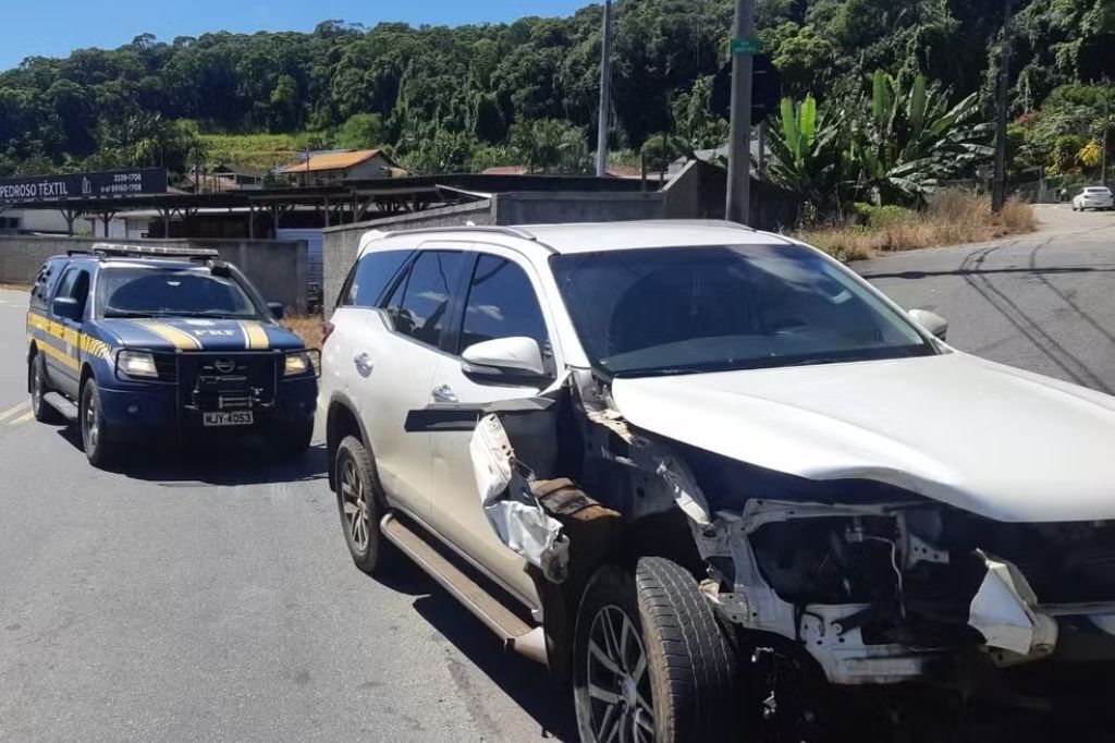  - Procurado pela Justiça, homem causou dois acidentes em rodovia de SC antes de ser preso — Foto: PRF/ Divulgação