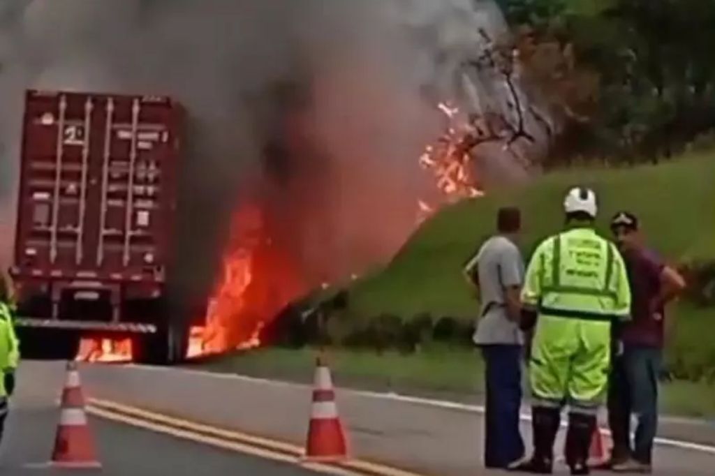 Dois morrem carbonizados em acidente entre carretas que bloqueou BR-116