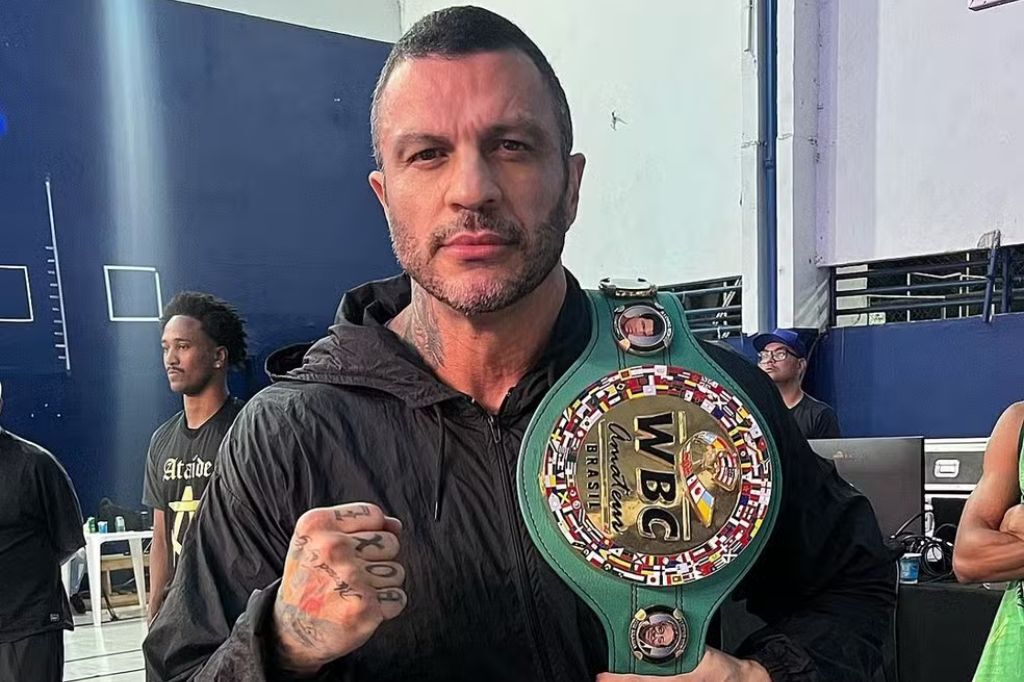  - Kleber Bambam posa com o cinturão amador do Conselho Mundial de Boxe — Foto: Divulgação