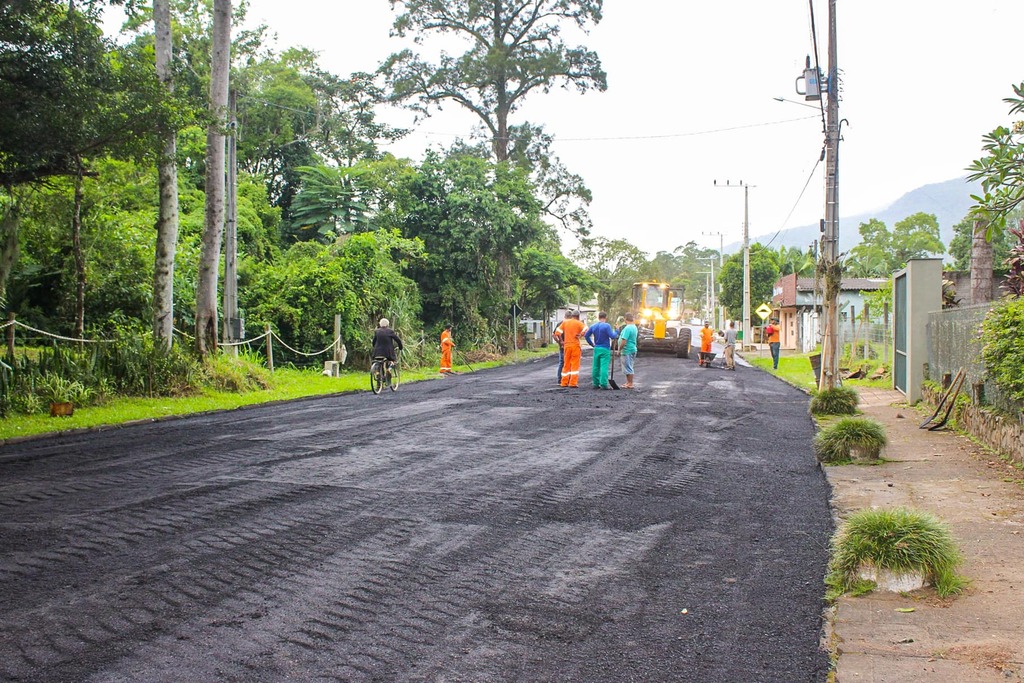 RUA ABEL ESTEVES DE AGUIAR RECEBE REVITALIZAÇÃO ASFÁLTICA EM PRAIA GRANDE
