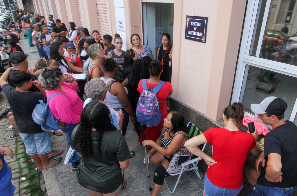Foto: Jô Folha - DP - Busca por vagas e transferências são as principais demandas da população