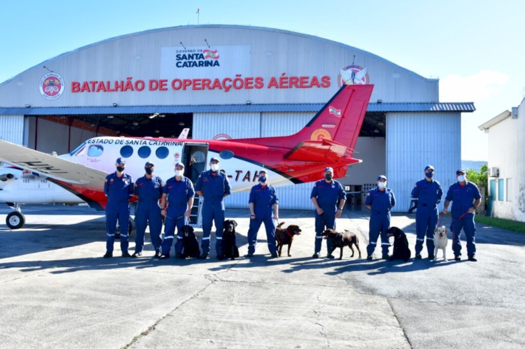 Santa Catarina envia nove bombeiros para auxiliar nas buscas em Petrópolis, no Rio de Janeiro