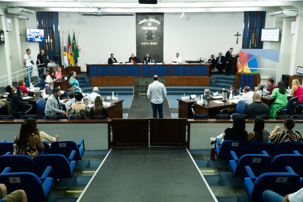 título imagem Na Câmara, primeira sessão tem formação de comissões, embate e presença de Anita; Na Assembleia, teve o governador