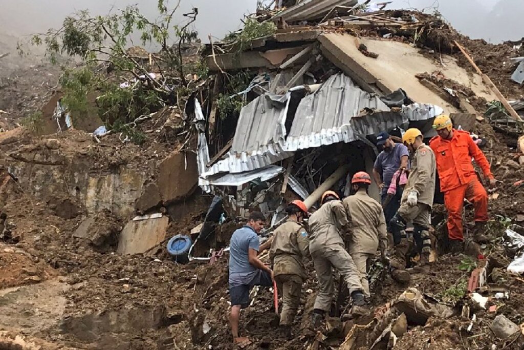 Santa Catarina irá enviar duas equipes de bombeiros para ajudar nas buscas em Petrópolis, no Estado do Rio de Janeiro