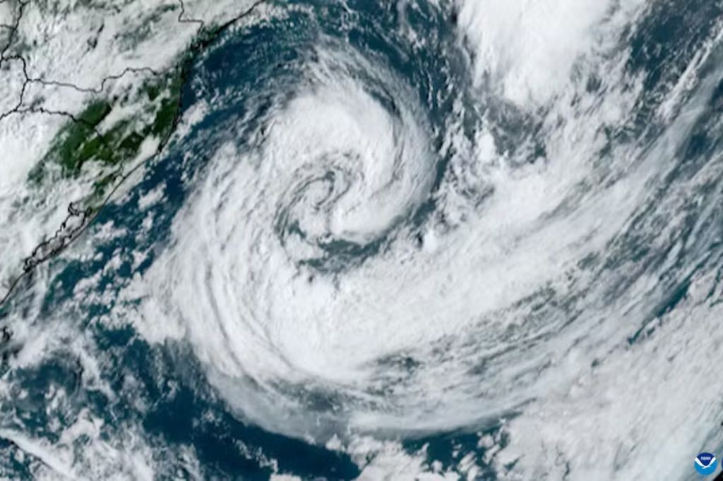  - Imagem mostra a tempestade tropical Akará na costa brasileira. — Foto: NOAA