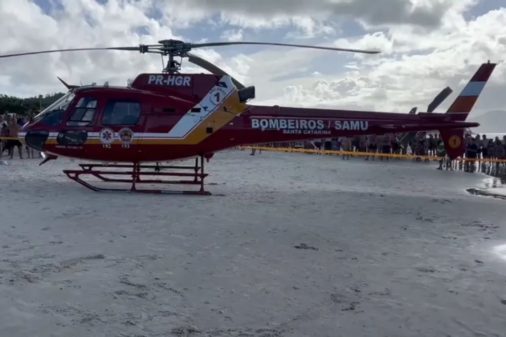  - Helicóptero pousou na Praia de Canasvieiras para atendimento a argentino que morreu afogado em Florianópolis no domingo (18) — Foto: CBM-SC/Divulgação