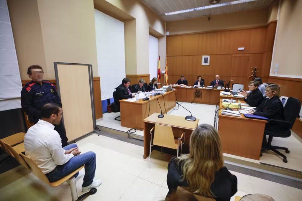  - Daniel Alves no primeiro dia de julgamento por caso em que é acusado de estupro em Barcelona — Foto: EFE/ Alberto Estévez