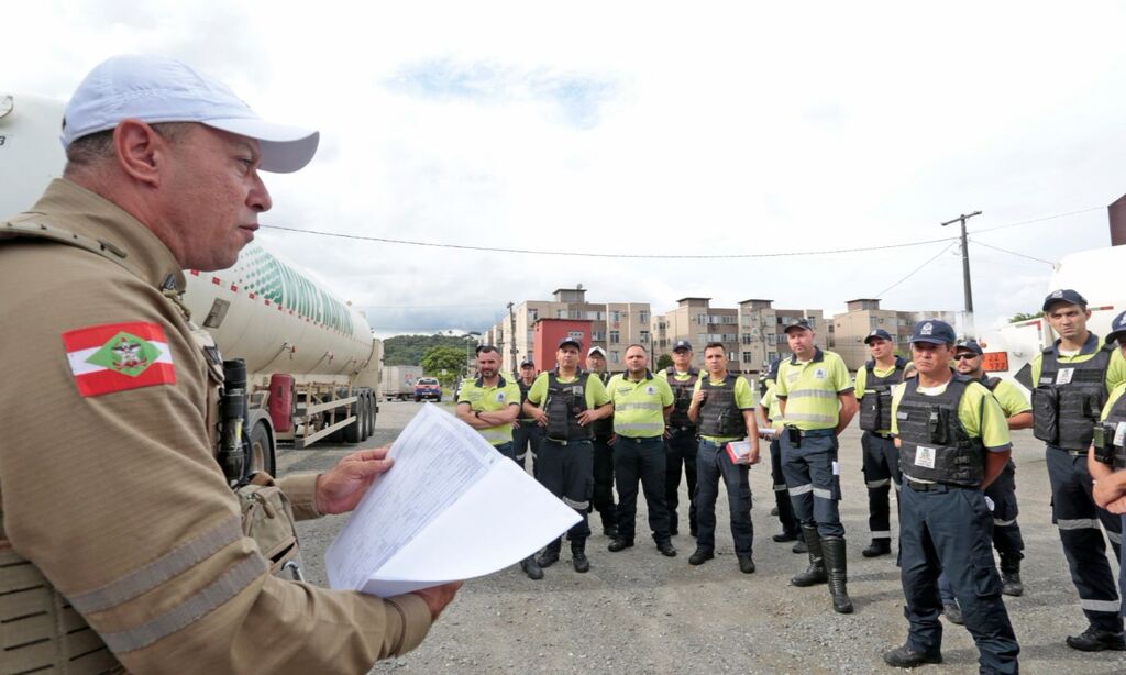 Agentes do Detrans de Joinville recebem treinamento sobre fiscalização de transporte de produtos perigosos