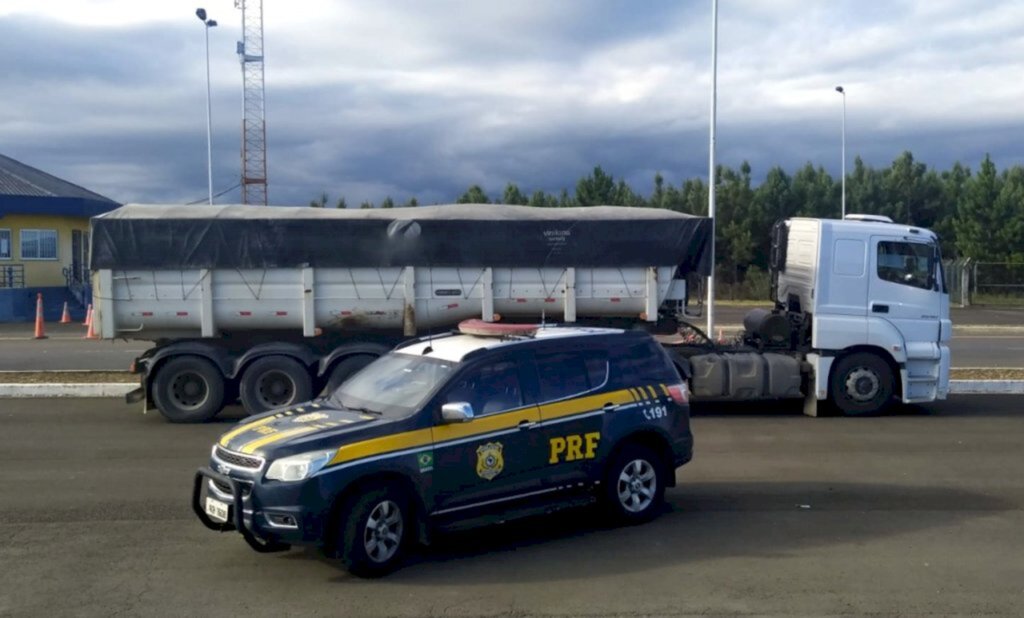 PRF retém carreta com 5,4 toneladas de excesso de peso na BR 282, em Lages