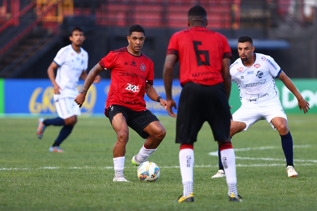 Foto: Volmer Perez - DP - Diante do Jaconero, Tinga  (de frente na foto) poderá exercer função diferente da que fez no domingo, enquanto Matheus Marques (camisa 6) disputa vaga na lateral-esquerda com Jefinho e Mário Henrique