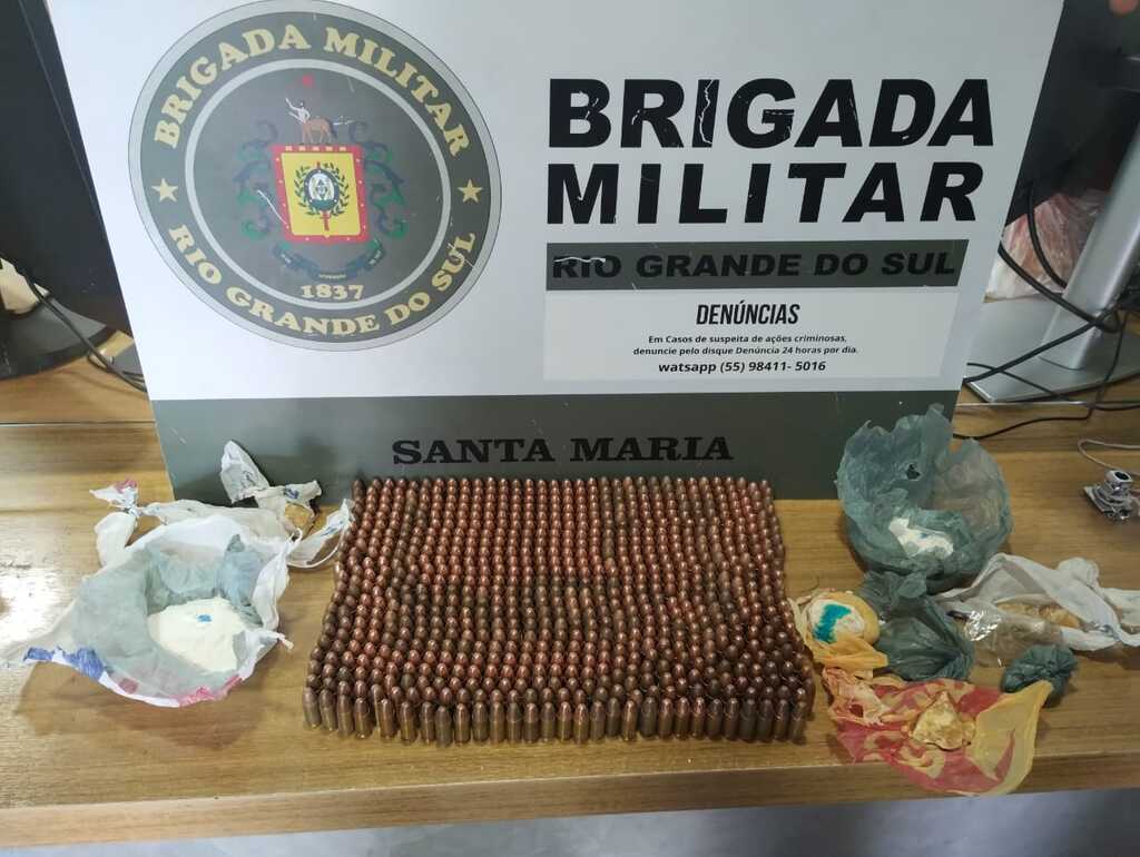 Foto: Brigada Militar - 724 Munições calibre 9mm e porções de crack e cocaína foram apreendidos em uma casa na Rua Apóstolo Matheus