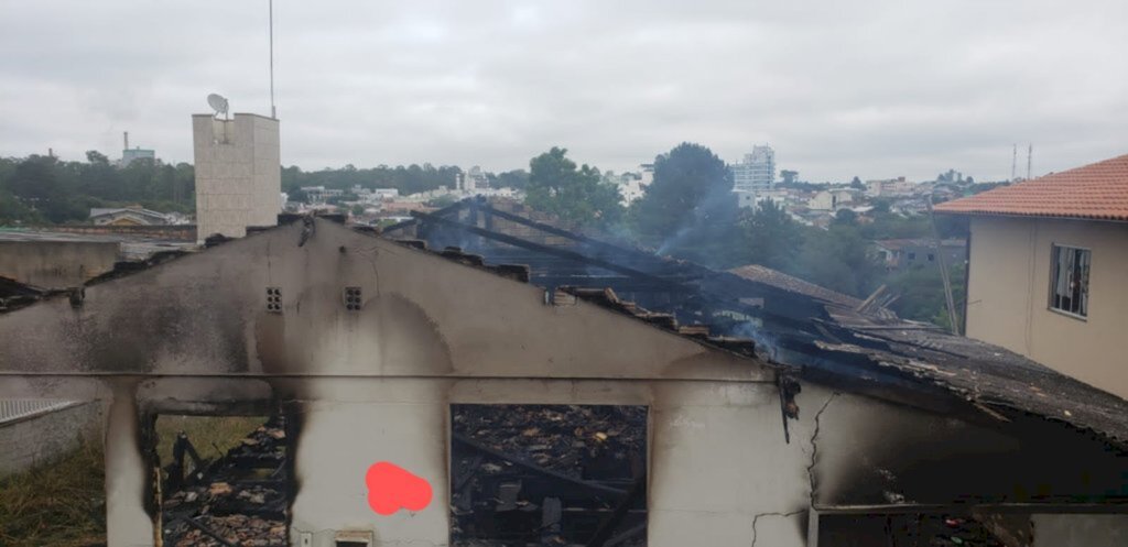 Casa destruída por incêndio não tinha energia elétrica ou gás de cozinha, diz Bombeiros