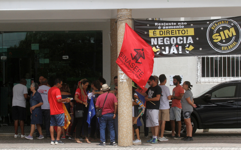 Foto: Jô Folha - DP - Servidores se manifestaram em frente a campi do IFSul e da UFPel