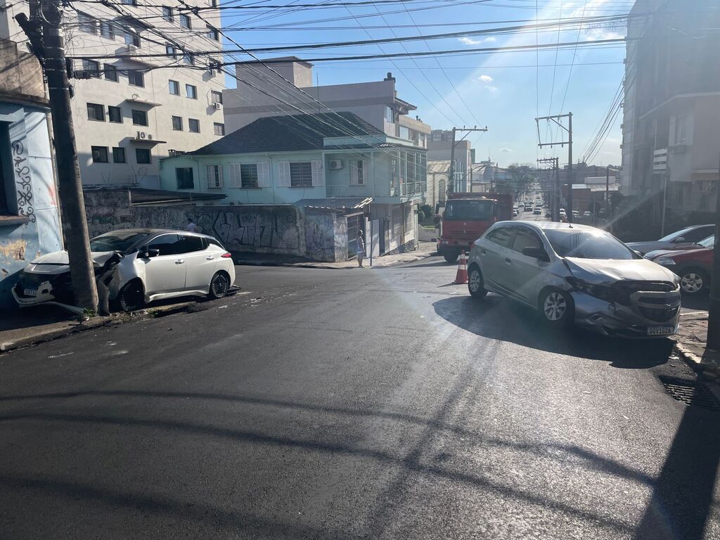 título imagem Colisão entre dois carros na Rua Silva Jardim deixa uma mulher ferida em Santa Maria