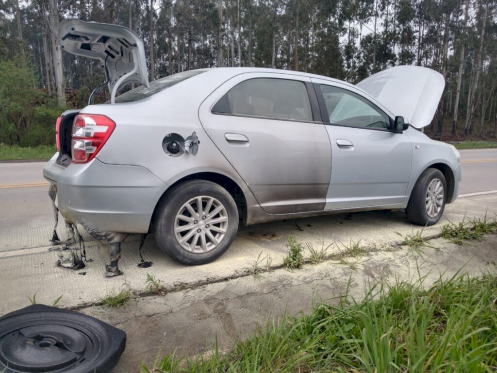 Carro pega fogo enquanto motorista dirigia em Palmeira