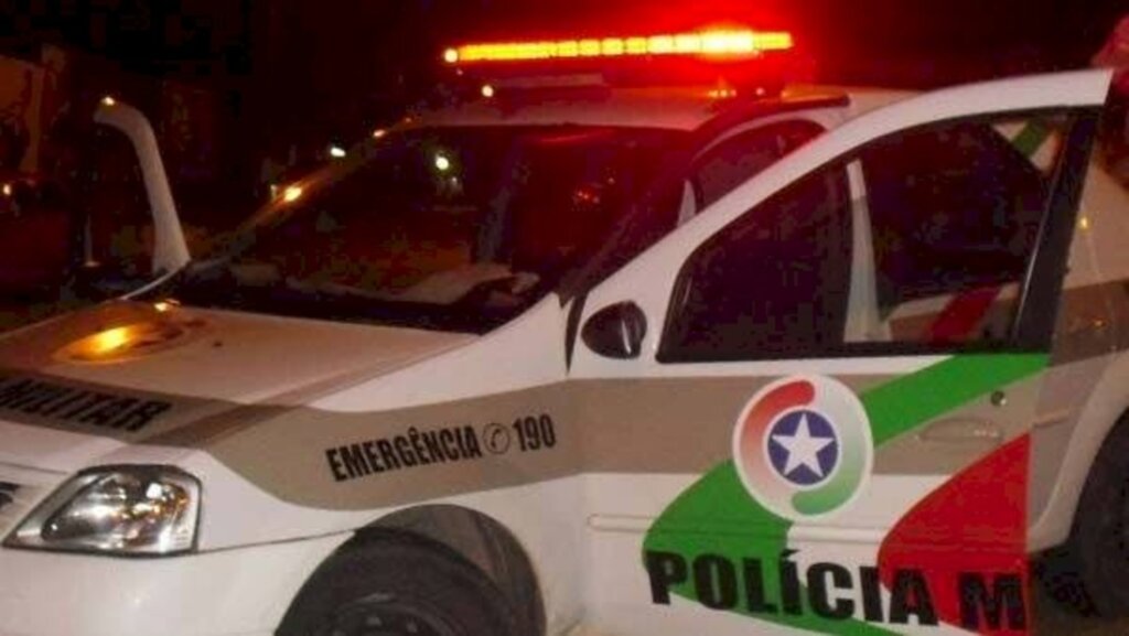 Polícia Militar prende dois homens suspeitos de portar drogas no Centro Administrativo, em Otacílio Costa