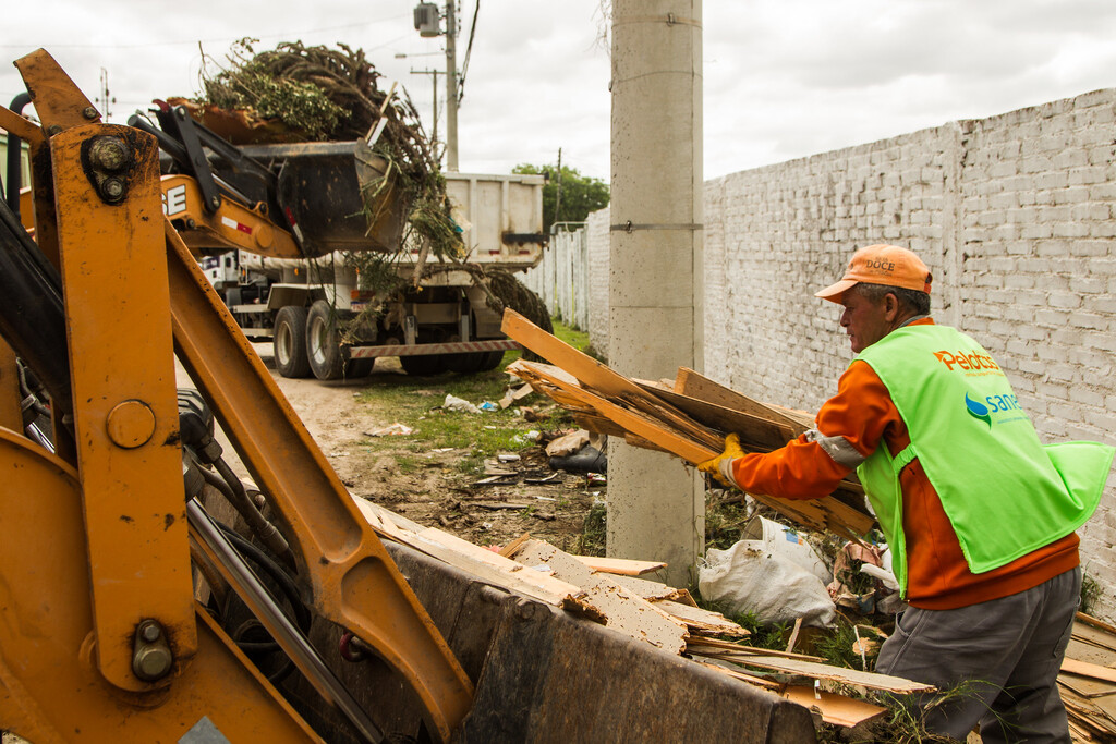 Prefeitura realiza limpeza urbana em vários pontos do município