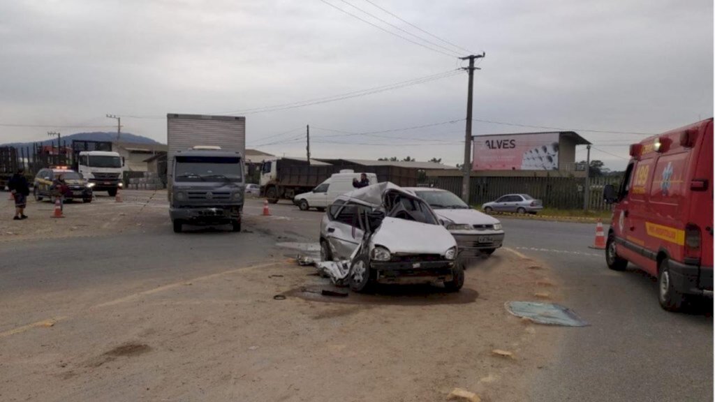 Duas pessoas morrem em acidente na BR-470, em Navegantes