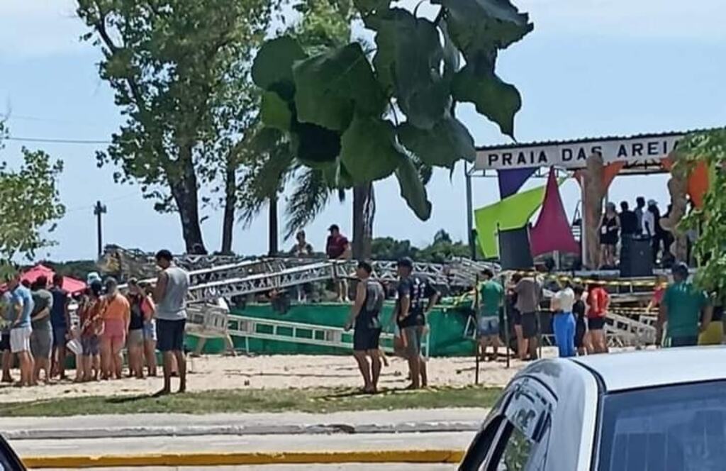 título imagem Concurso Rainha da Praia das Areias Brancas é cancelado após queda de estrutura, em Rosário do Sul