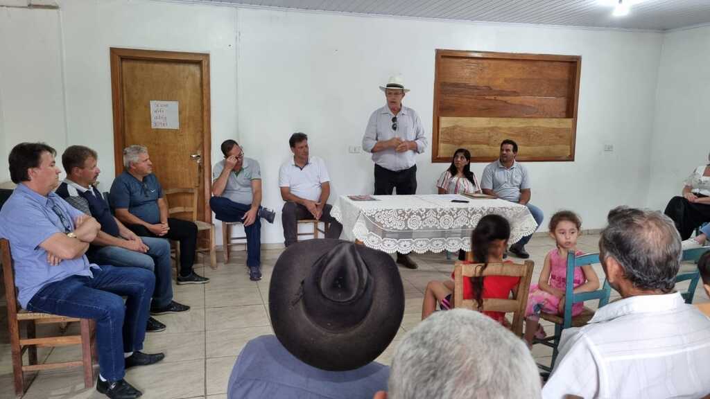 CHEFE DO EXECUTIVO DE TREZE TÍLIAS ASSINA IMPORTANTE CONTRATO E ENTREGA ORDEM DE SERVIÇO PARA ASFALTAMENTO EM COMUNIDADE E REALIZA TRANSMISSÃO DO CARGO EM EVENTO RURAL