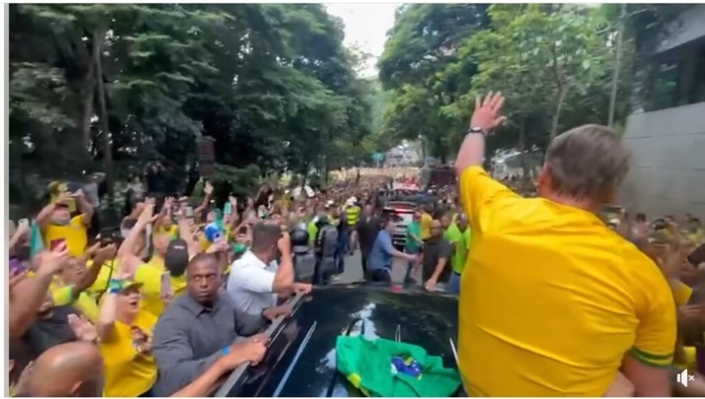 Foto: Divulgação - Vestindo colete à prova de balas, ex-presidente chegou na Avenida Paulista em carro aberto e cumprimentou seus apoiadores na tarde deste domingo