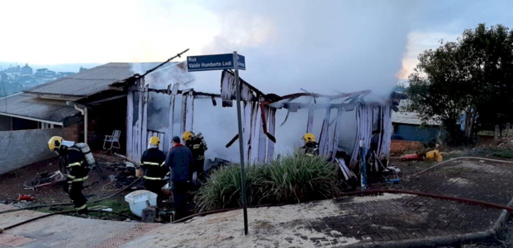 Quatro pessoas da mesma família morrem em incêndio em SC