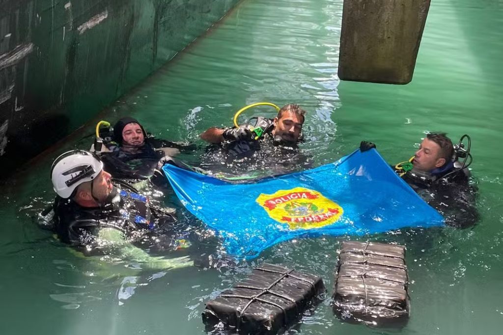  - Mergulhadores encontram droga escondida em casco de navio em SC — Foto: PF/ Divulgação