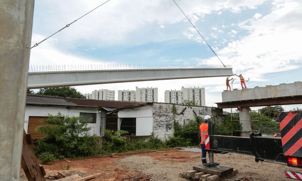 Implantação das primeiras vigas marca avanço na obra da ponte sobre o Rio Cachoeira