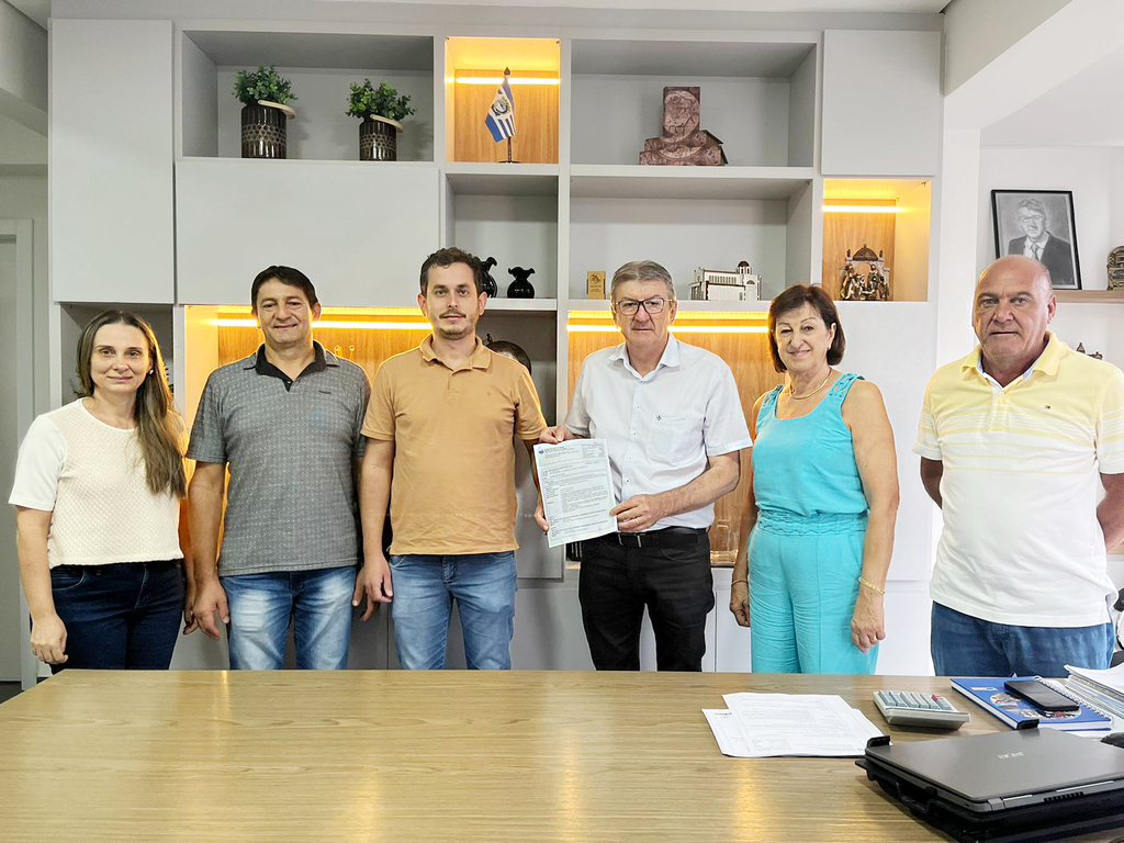 Dorini assina a Ordem de Serviço que autoriza a pavimentação em concreto armado em parte da Rua Máximo Toaldo