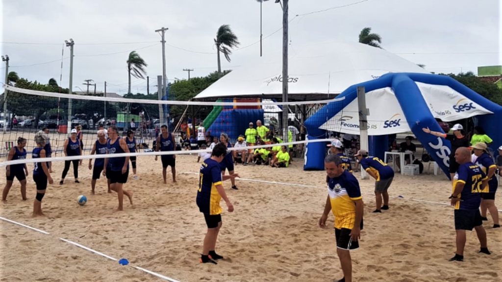 Projeto Esporte e Lazer em Movimento é realizado na Praia do Laranjal
