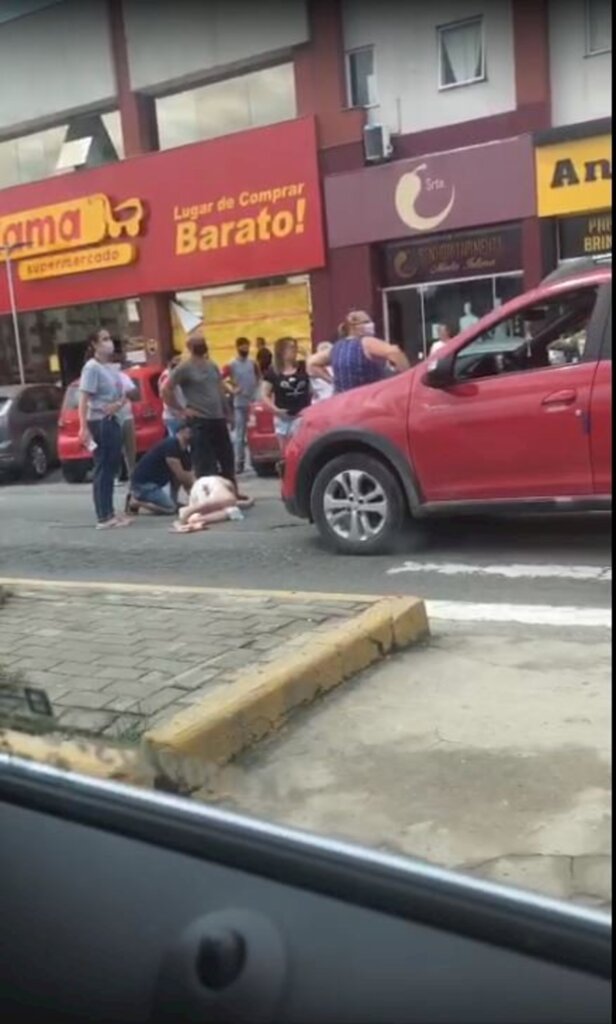 Mulher é atropelada na faixa de pedestres na Avenida Olinkraft