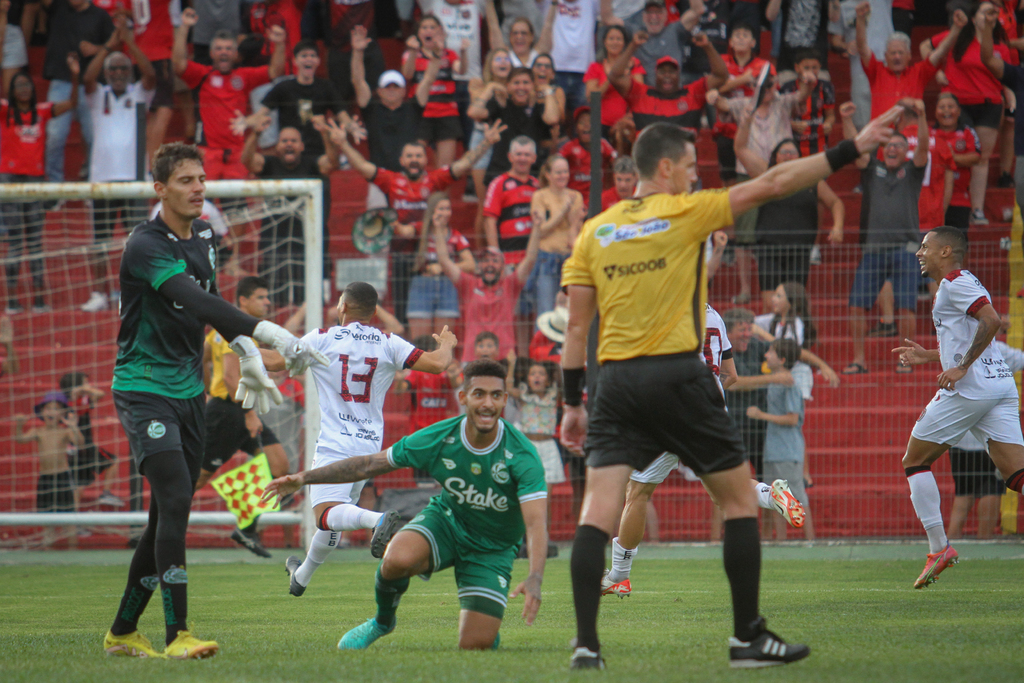 Foto: Jô Folha - DP - Lugar nas quartas de final foi confirmado com a vitória por 1 a 0 sobre o Juventude, em que Pedro Santos (foto) marcou