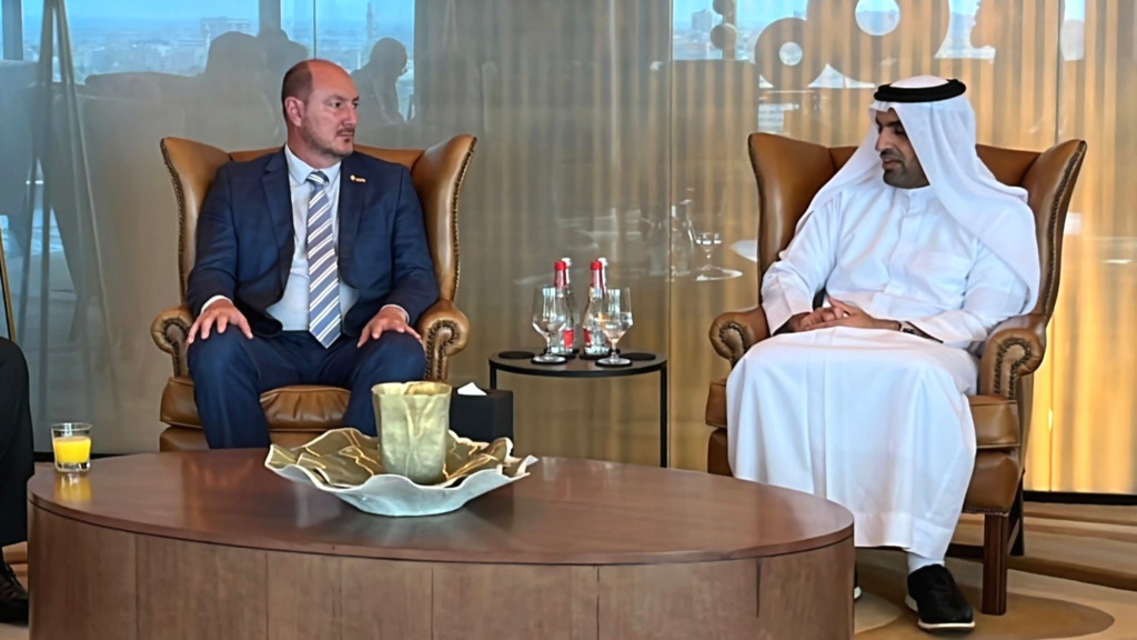 Adriano Piekas - Mauro de Nadal (MDB) em encontro com o presidente da Câmara de Comércio de Dubai, Mohammad Ali Rashed Lootah