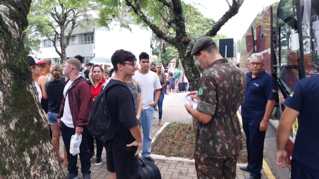 Jovens de Farroupilha embarcam para prestar o serviço militar em São Gabriel