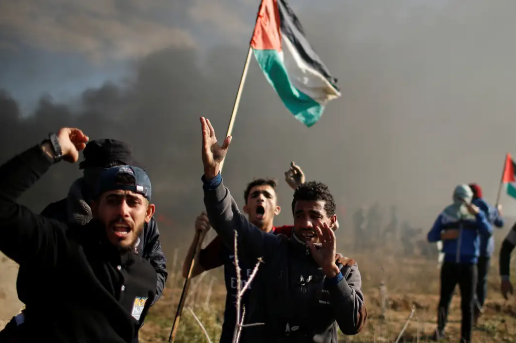 Forças israelense mantém ataques a Gaza enquanto Hamas estuda trégua