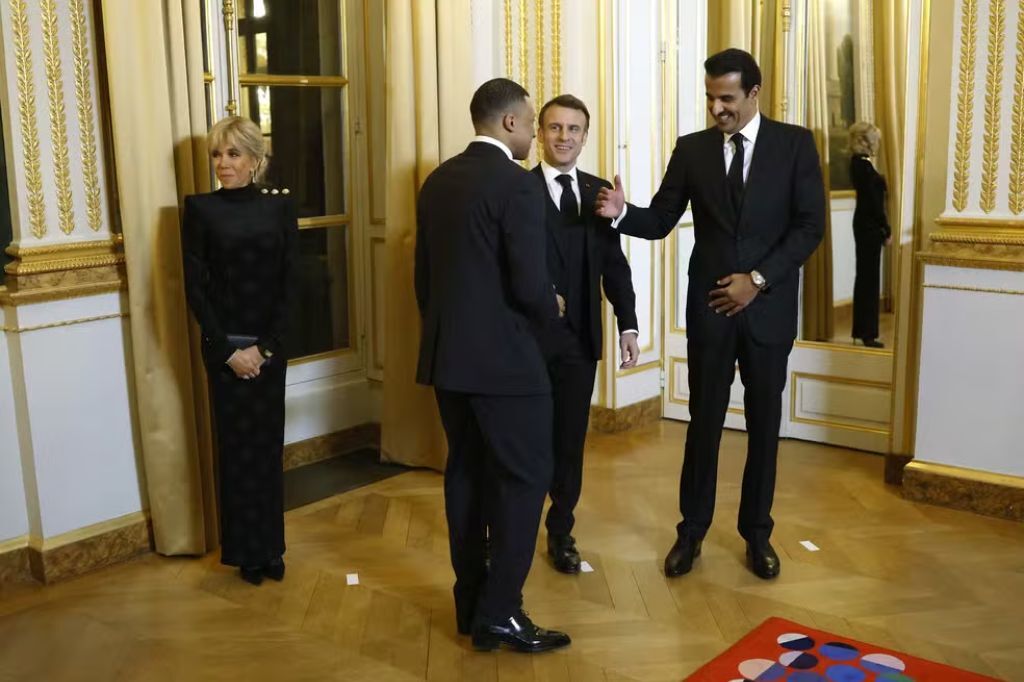  - Mbappé cumprimenta Emmanuel Macron e Tamim bin Hamad al-Thani — Foto: AFP