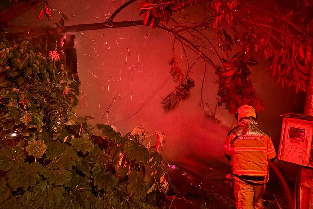 Foto: Corpo de Bombeiros - Incêndio destruiu residência que estava abandonada