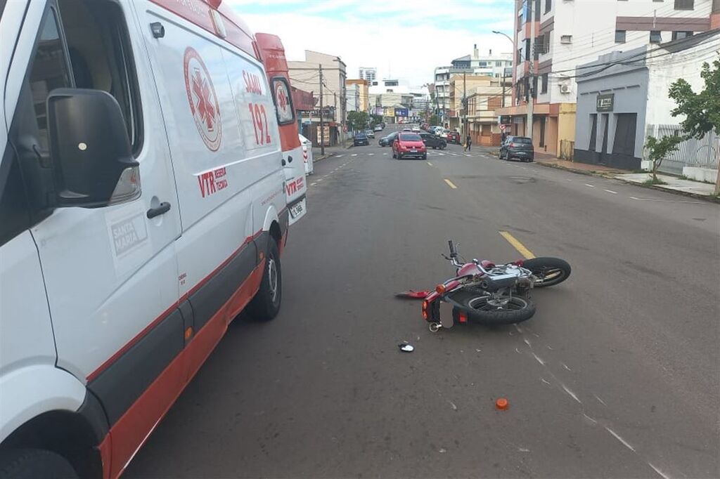 Colisão entre motocicleta e carro em Santa Maria deixa homem levemente ferido