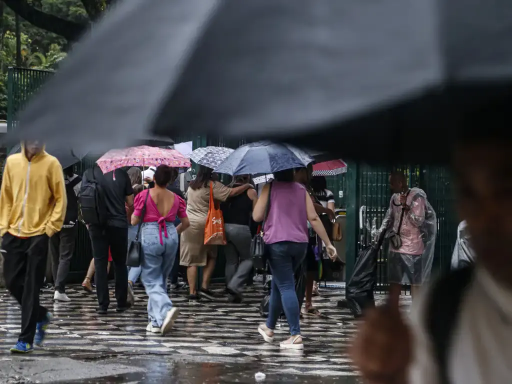 Temporais com chuva intensa, raios e ventos fortes são previstos para a tarde desta quinta-feira