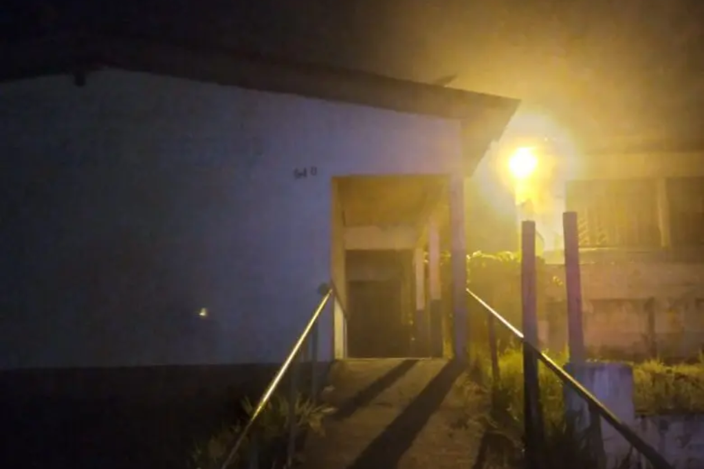Incêndio atinge escola abandonada com homem em coma alcoólico