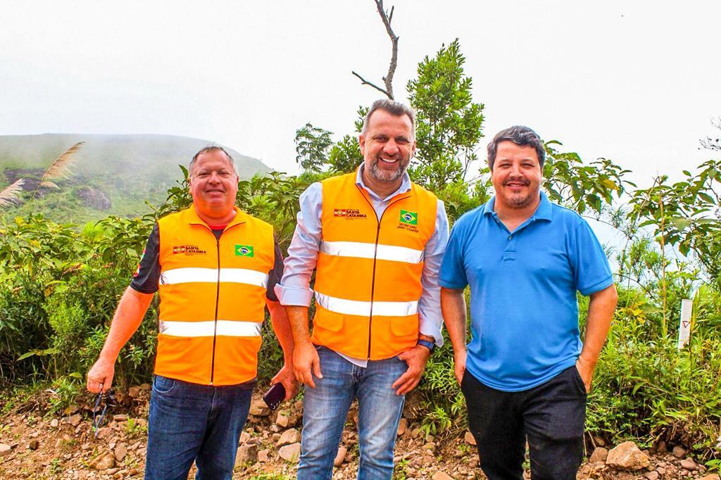 PREFEITO E SECRETÁRIO DE INFRAESTRUTURA DE SC ACOMPANHAM A PAVIMENTAÇÃO DA SERRA DO FAXINAL EM PRAIA GRANDE