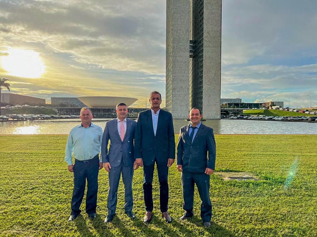 PREFEITO E VEREADORES VISITAM BRASÍLIA  E CONQUISTAM RECURSOS PARA O MUNICÍPIO DE MAMPITUBA