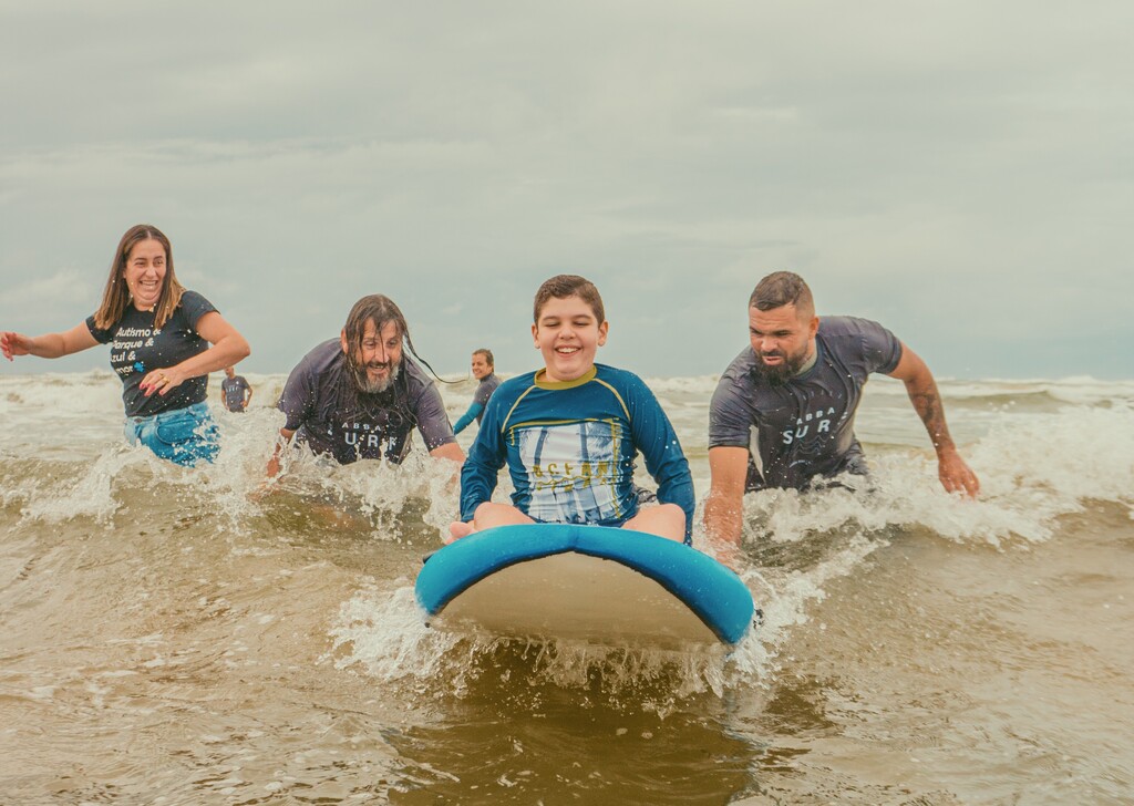 ABBA SURF: ONDAS DE INCLUSÃO QUE ROMPEM BARREIRAS