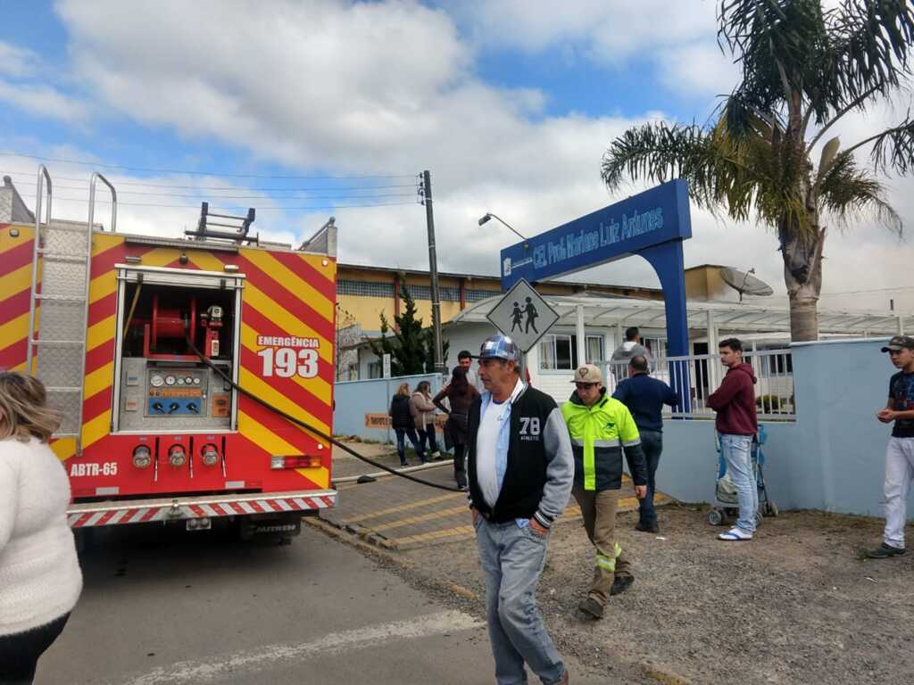 Bombeiros controlam incêndio no CEI Prof Marlene Luiz Antunes