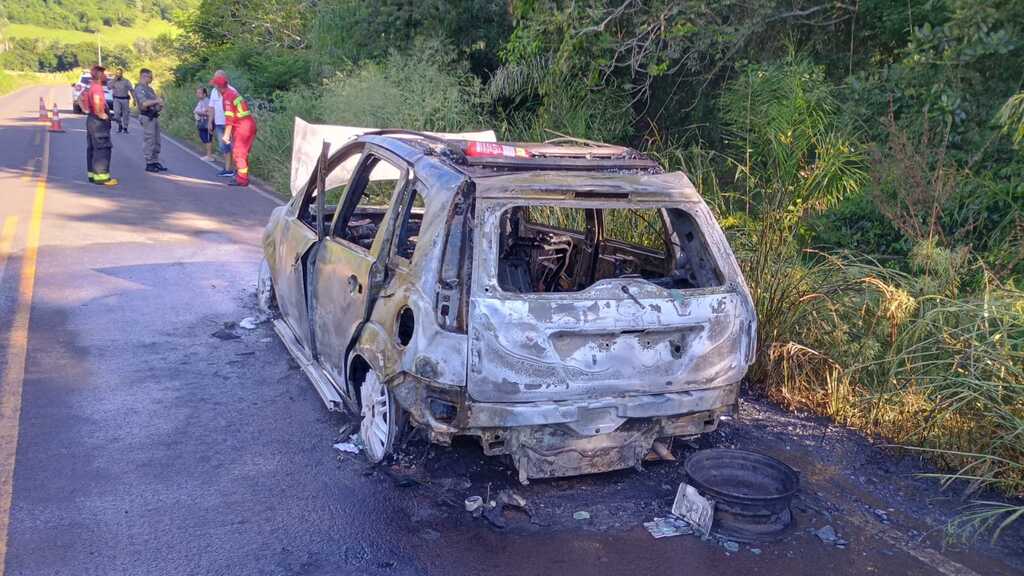 Veículo de Santa Maria pega fogo no interior de Nova Palma